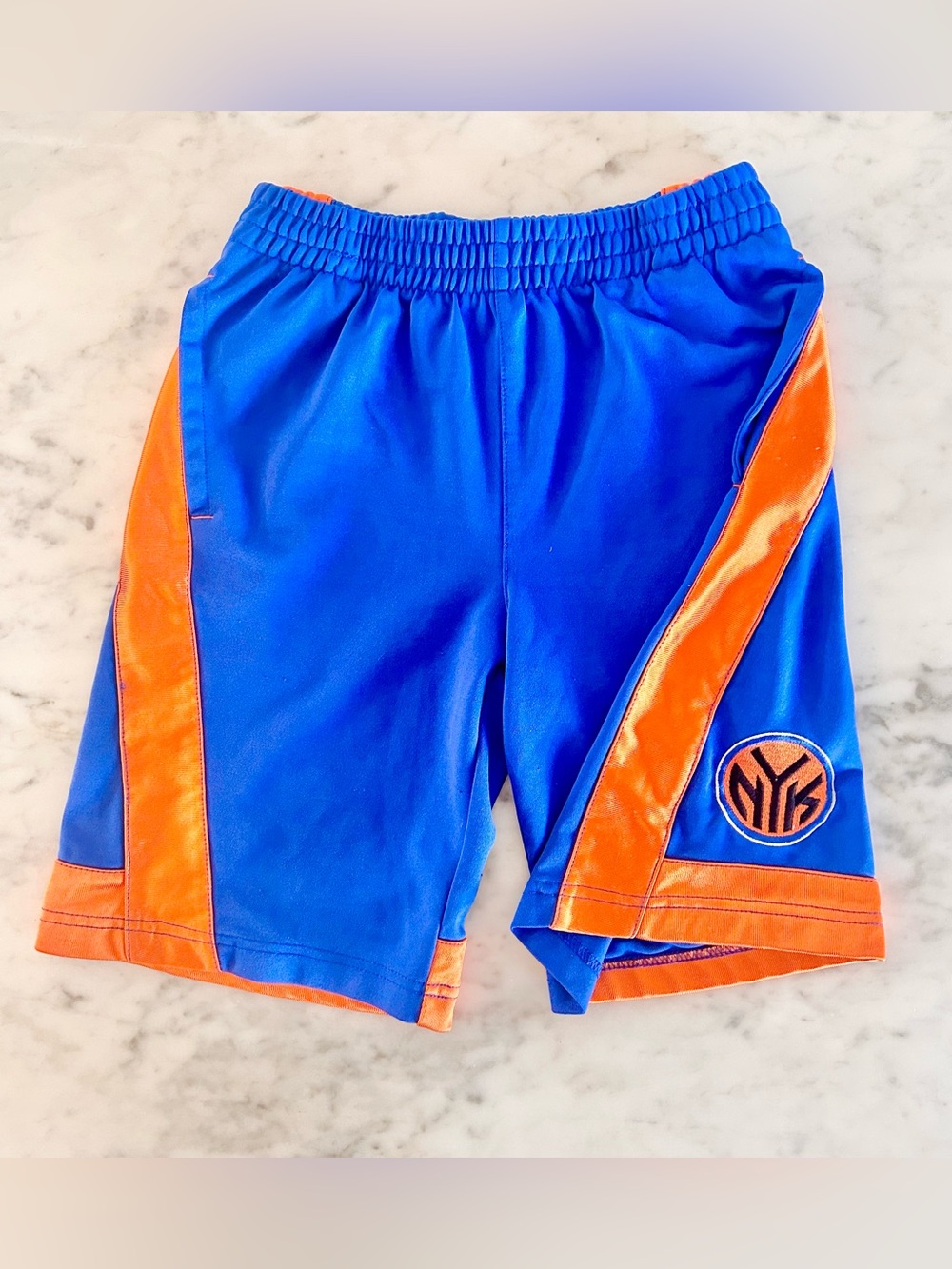 NY Knicks Boys Vintage 2000s NBA shorts sz M 7-9. Embroidered logo.